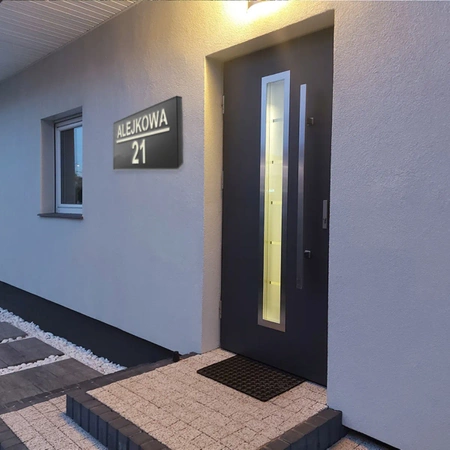 Duży podświetlany numer na dom z czujnikiem zmierzchu